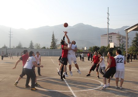 校教工業余籃球協會開展系列活動