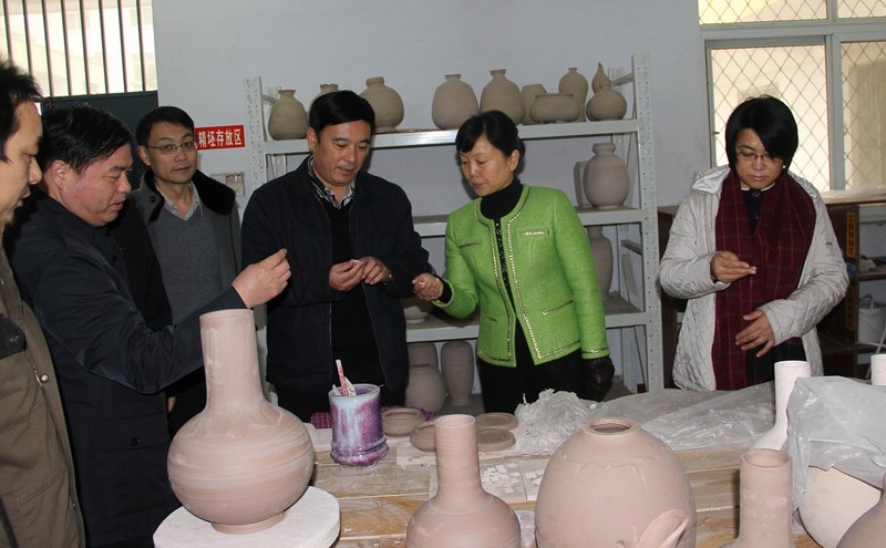 許昌市副市長秦春梅、市中級人民法院院長韓玉芬到許昌學院調研