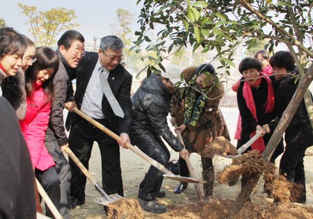 83屆護理校友捐種桂樹向醫學院建院10周年獻禮