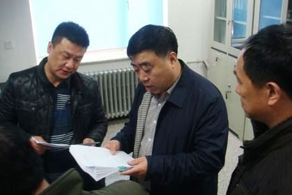 校安全管理委員會進(jìn)行校園安全大檢查