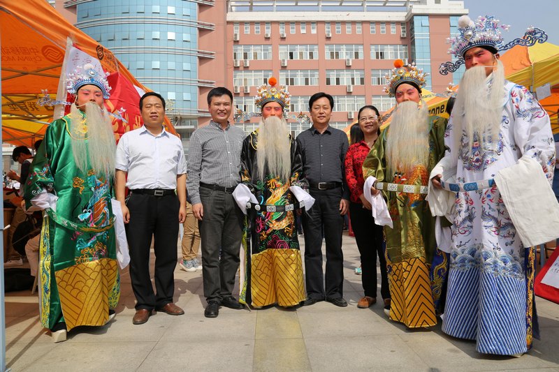 校黨委副書記馬超視察許昌學院社團招新工作