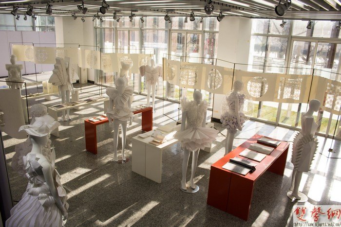 設(shè)計(jì)學(xué)院舉辦服裝設(shè)計(jì)專(zhuān)業(yè)實(shí)驗(yàn)性課程作品展