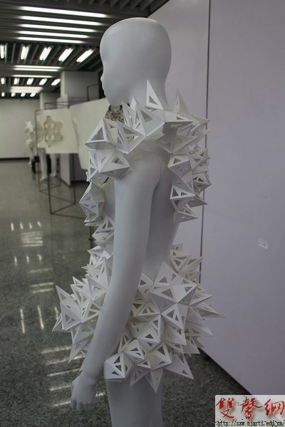 設(shè)計(jì)學(xué)院舉辦服裝設(shè)計(jì)專(zhuān)業(yè)實(shí)驗(yàn)性課程作品展