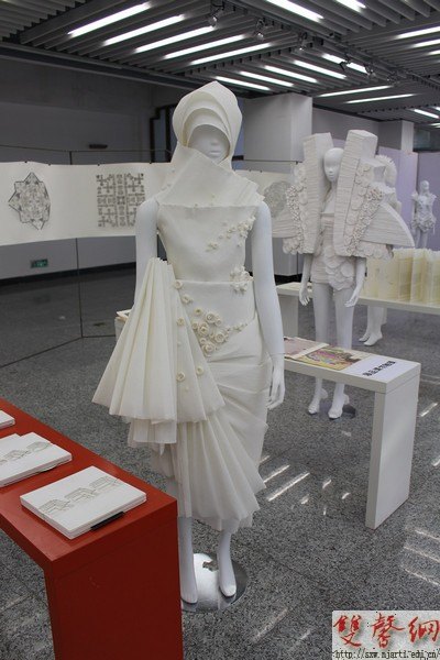 設(shè)計(jì)學(xué)院舉辦服裝設(shè)計(jì)專(zhuān)業(yè)實(shí)驗(yàn)性課程作品展