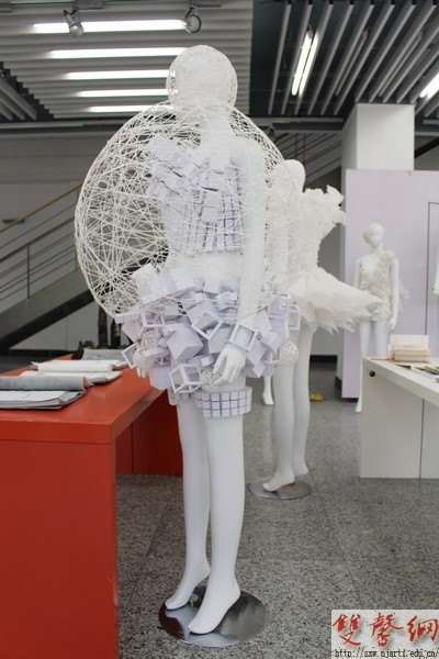 設(shè)計(jì)學(xué)院舉辦服裝設(shè)計(jì)專(zhuān)業(yè)實(shí)驗(yàn)性課程作品展