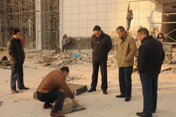 校領導元旦督查在建工程