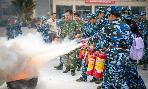 趙日興副書記檢查新生軍訓情況