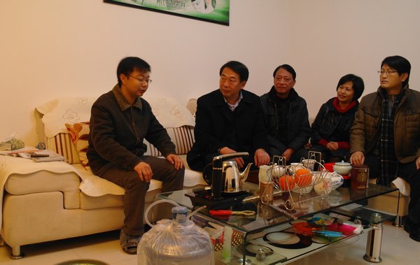 省總工會黨組成員、副主席柯進水一行來景德鎮陶瓷學院走訪慰問