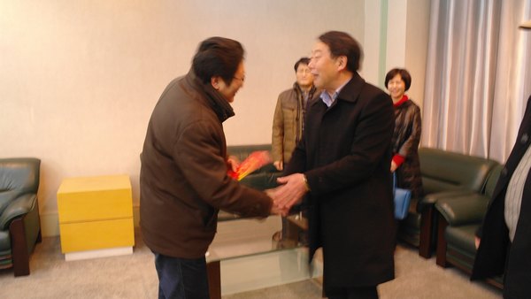 省總工會黨組成員、副主席柯進水一行來景德鎮陶瓷學院走訪慰問