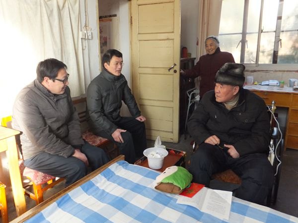 校領(lǐng)導(dǎo)春節(jié)前夕慰問(wèn)離退休老干部