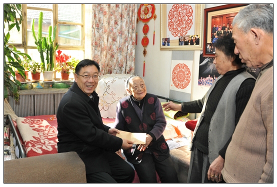 工會(huì)春節(jié)前夕慰問(wèn)困難教職工