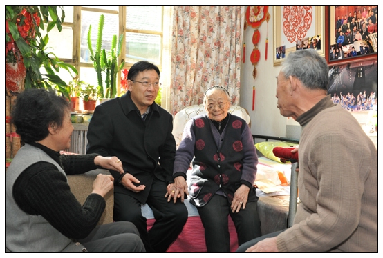 工會(huì)春節(jié)前夕慰問(wèn)困難教職工