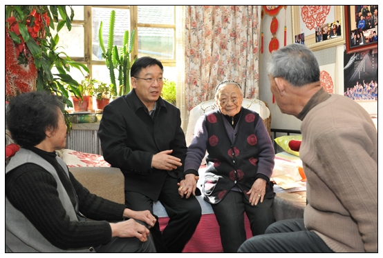 工會(huì)春節(jié)前夕慰問(wèn)困難教職工