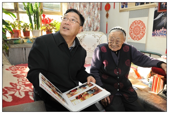 工會(huì)春節(jié)前夕慰問(wèn)困難教職工