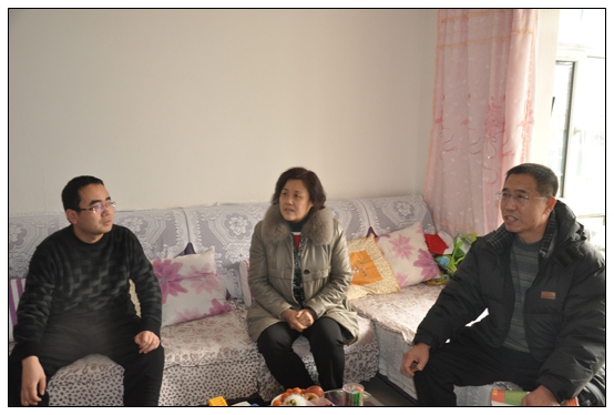 工會(huì)春節(jié)前夕慰問(wèn)困難教職工