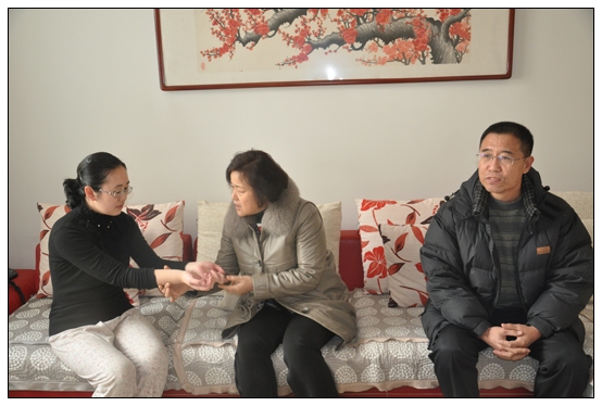 工會(huì)春節(jié)前夕慰問(wèn)困難教職工