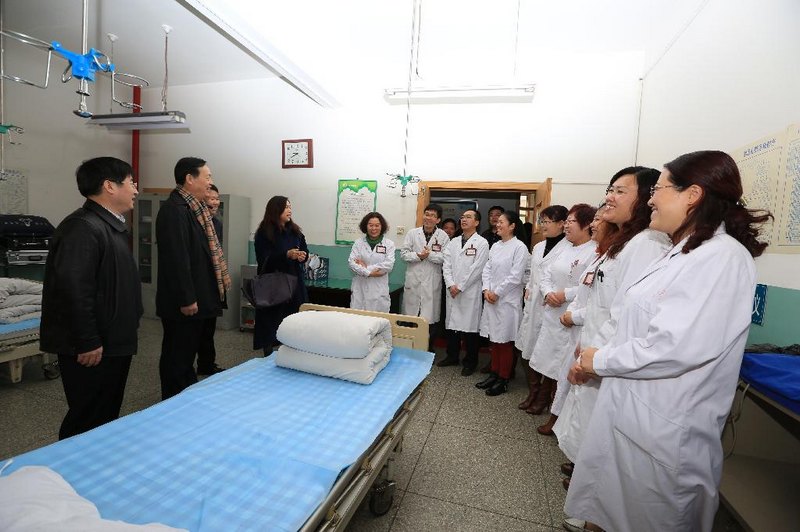 校領導春節期間看望慰問在崗職工和留校學生