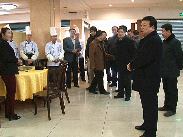 校領導春節期間看望慰問在崗職工和留校學生