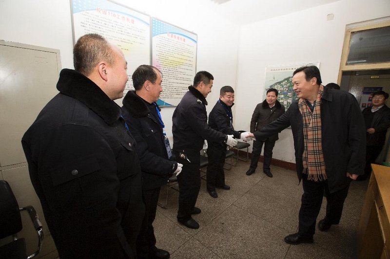 校領導春節期間看望慰問在崗職工和留校學生