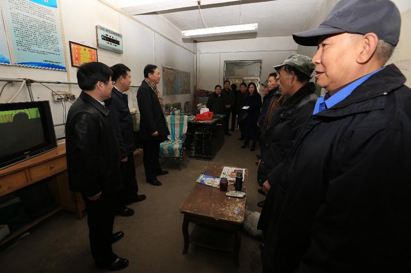 校領導春節期間看望慰問在崗職工和留校學生