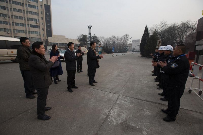 校領導春節期間看望慰問在崗職工和留校學生