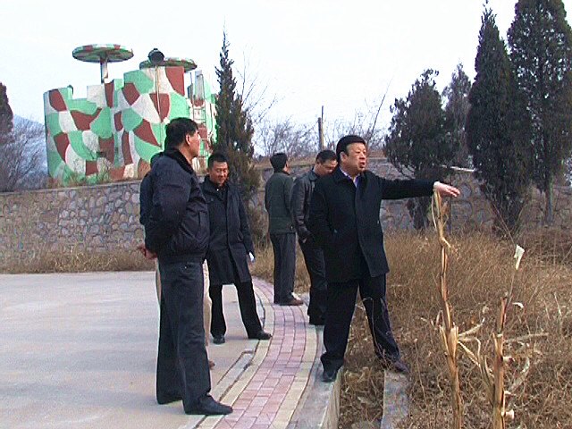 校領導春節期間看望慰問在崗職工和留校學生