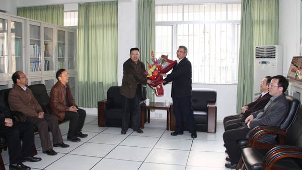 自治區人大榮仕星副主任看望慰問胡寶清博士教授