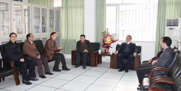 自治區人大榮仕星副主任看望慰問胡寶清博士教授