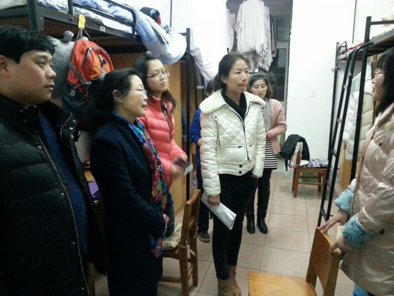 新年伊始管理學院干部教師走訪學生寢室