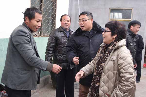學校領導到“第一書記”幫包村走訪慰問困難家庭