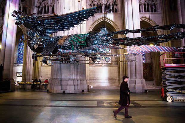 徐冰《鳳凰》亮相紐約圣約翰大教堂