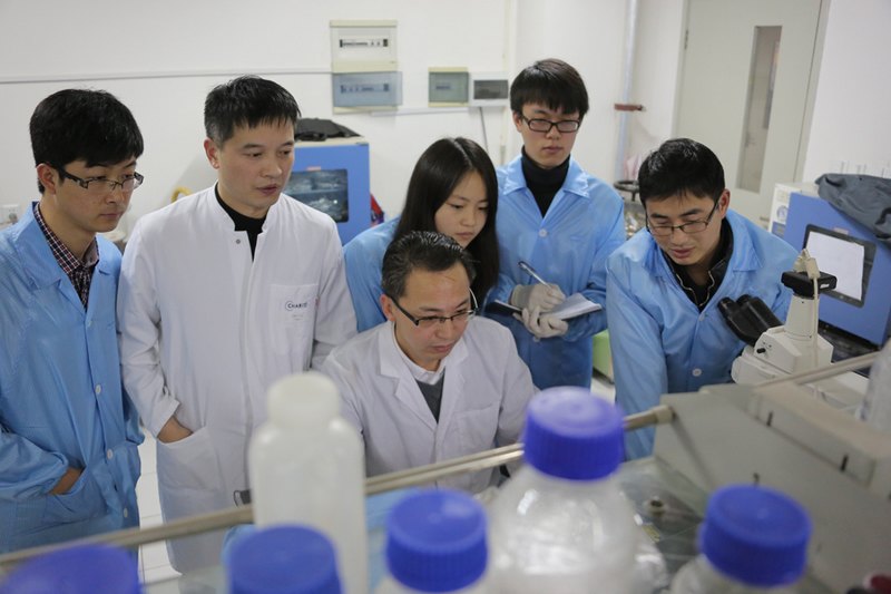 潛心仿生材料科研 用心服務骨傷百姓——化工生物學院張彥中教授課題組在骨修復生物材料研究中取得重要進展