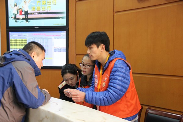 理學院陽光服務(wù)隊獲評“2013年松江區(qū)先進志愿者集體”(圖)