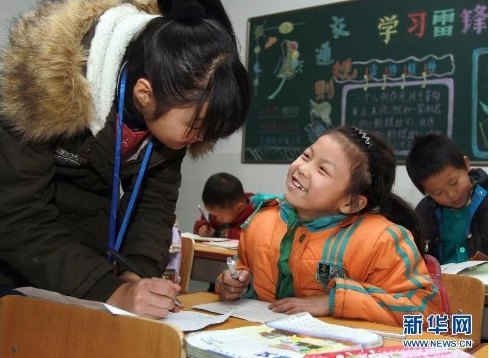 理學院陽光服務(wù)隊獲評“2013年松江區(qū)先進志愿者集體”(圖)