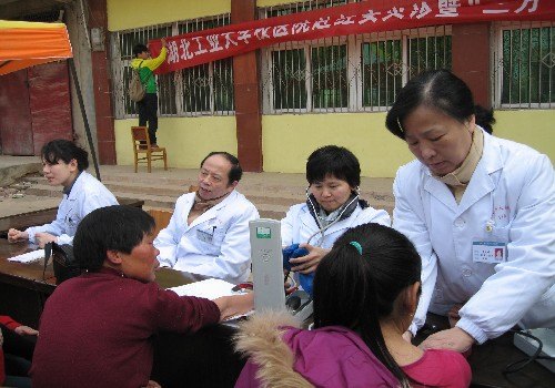 校醫院赴革命老區紅安縣開展送醫送藥義診活動