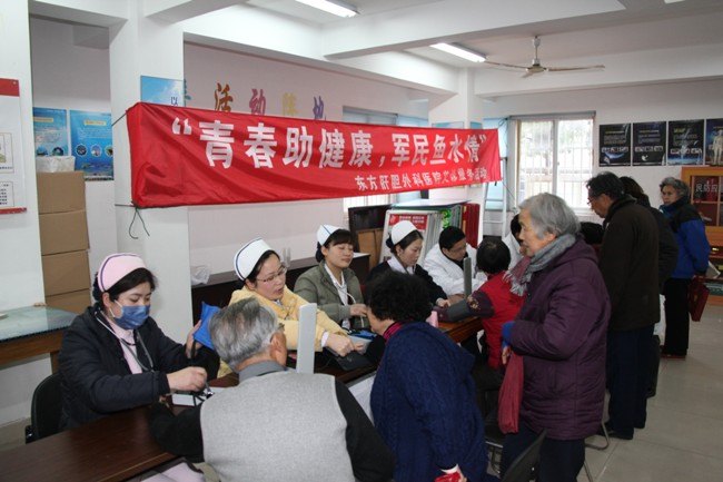 “青春助健康 軍民魚水情”——東方肝膽外科醫院學雷鋒活動走進安亭