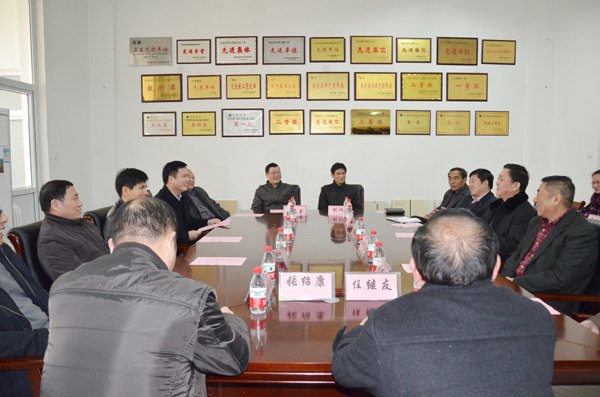 襄城縣副縣長(zhǎng)李發(fā)友一行來(lái)許昌學(xué)院考察交流