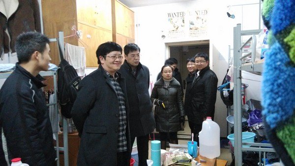 學校對學生宿舍進行安全衛生檢查