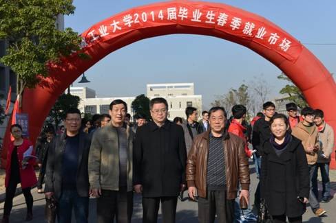 (圖文)安徽工業(yè)大學工商學院組織畢業(yè)生參加校2014年春季就業(yè)市場