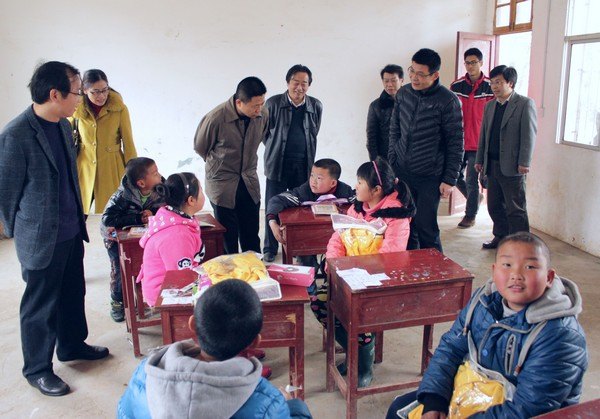 校紀委書記徐慢檢查督辦武漢工程大學(xué)“三萬”工作