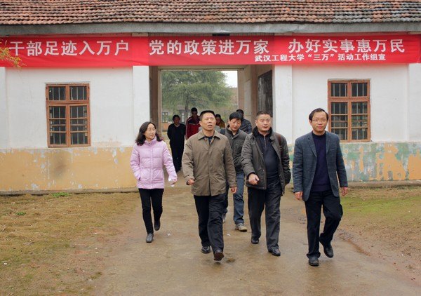 校紀委書記徐慢檢查督辦武漢工程大學(xué)“三萬”工作