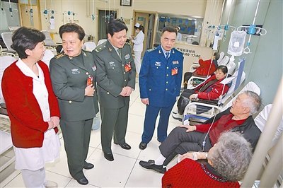 《解放軍報》:陳錦華政委對群眾醫療保障情況走訪調研
