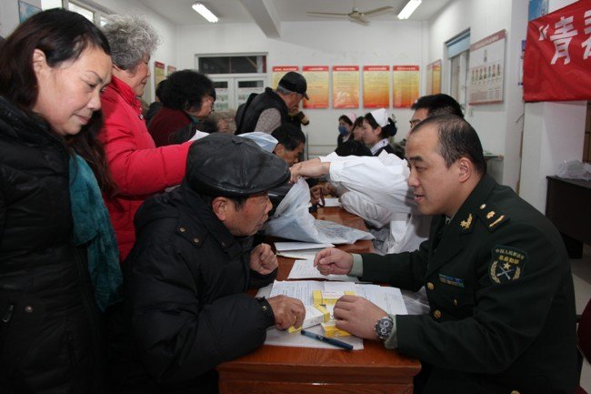 “青春助健康 軍民魚水情”——東方肝膽外科醫院學雷鋒活動走進安亭