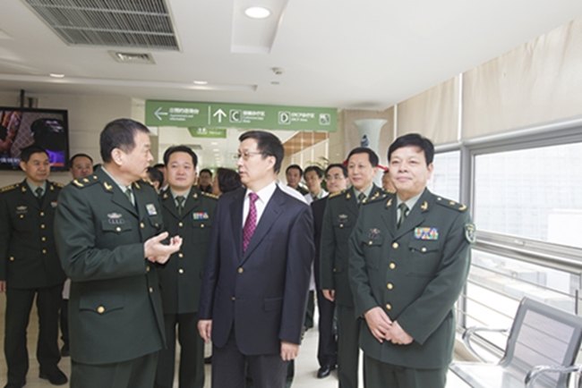 韓正等市領導親切慰問長海醫院一線醫護人員