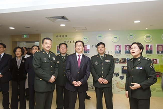 韓正等市領導親切慰問長海醫院一線醫護人員