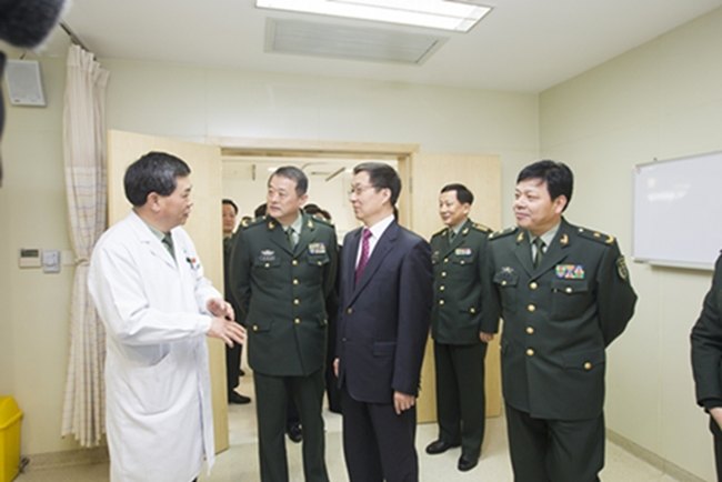 韓正等市領導親切慰問長海醫院一線醫護人員