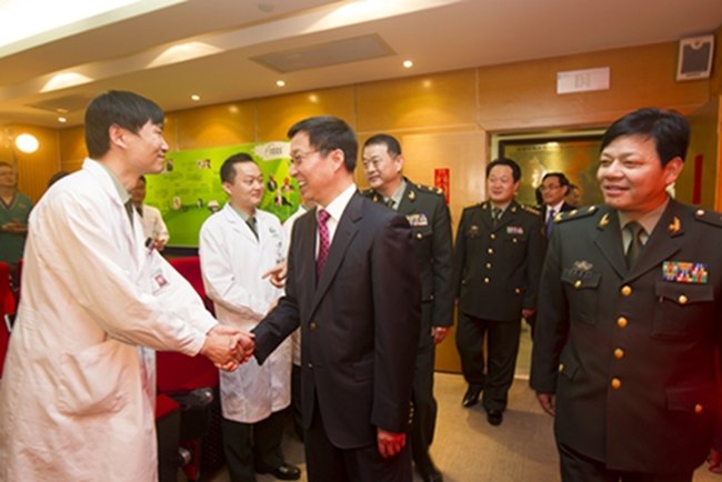 韓正等市領導親切慰問長海醫院一線醫護人員