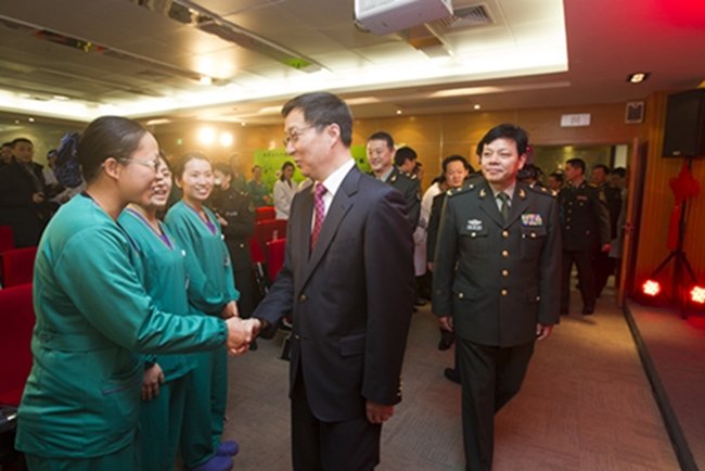 韓正等市領導親切慰問長海醫院一線醫護人員