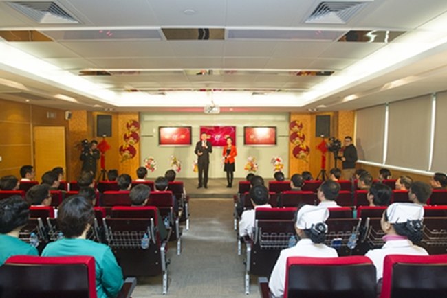 韓正等市領導親切慰問長海醫院一線醫護人員