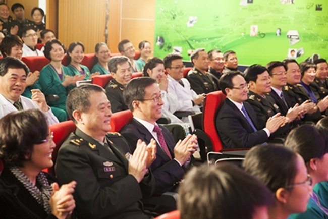 韓正等市領導親切慰問長海醫院一線醫護人員